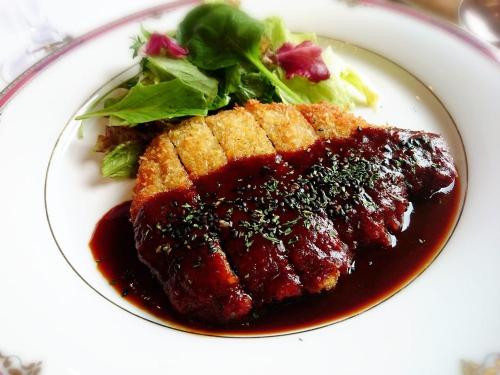 un plato de comida con carne y ensalada en Hotel Rubura Ohzan, en Nagoya