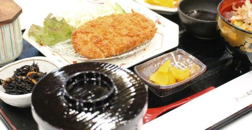 una mesa cubierta con platos de comida y tazones de comida en Hotel Rubura Ohzan, en Nagoya