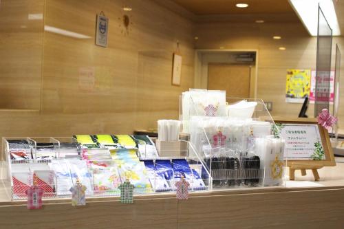 un mostrador con alimentos expuestos en Hotel Rubura Ohzan, en Nagoya