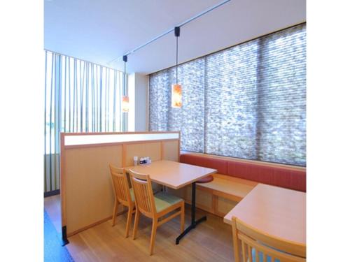 un restaurante con mesa, sillas y ventana en HOTEL SUN OCEAN - Vacation STAY 84237, en Anan