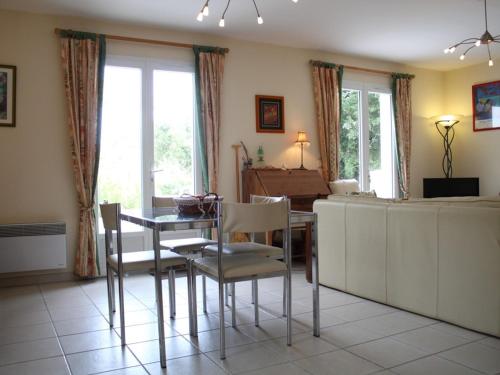 - un salon avec une table, des chaises et un piano dans l'établissement Maison récente 4 pièces avec piscine, accès privé à la mer et parking à Saint-Pierre-d'Oléron - FR-1-246A-165, à Saint-Pierre-dʼOléron