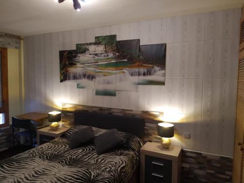 una camera con un letto e due tavoli con lampade di Apartamento de montaña "Nueva Canfranc" a Canfranc-Estación