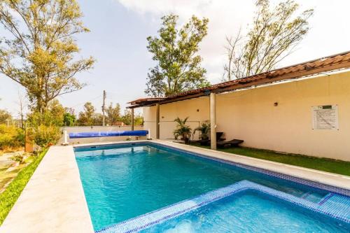 a swimming pool in the backyard of a house at CASA DE CAMPO TERRAZA CHAPALA AJIJIC CAJITITLAN in Ixtlahuacán de los Membrillos