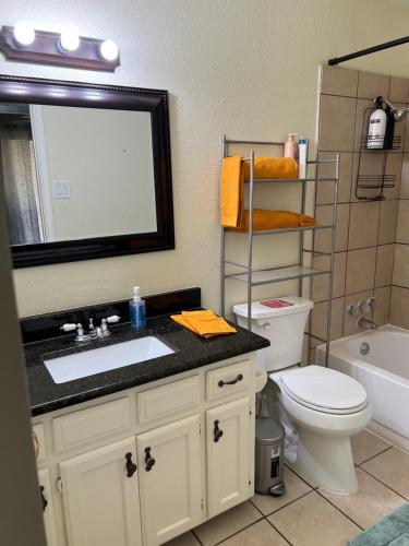 Un baño de Cozy and relaxing home in downtown Frisco