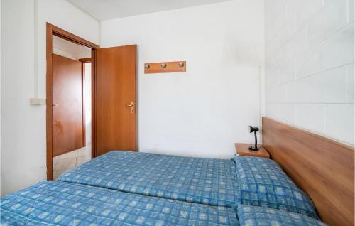 ロゾリーナ・マーレにあるMairenのベッドルーム1室(青い掛け布団付きのベッド1台付)