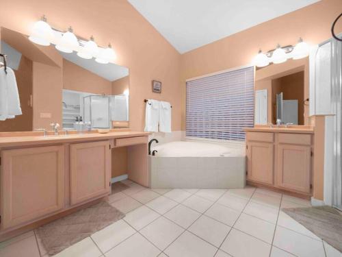 een grote badkamer met een bad en een wastafel bij Private house in N Scottsdale in Cave Creek