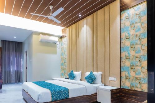 een slaapkamer met een bed in een kamer bij The Kamoda Resort in Ambikāpur