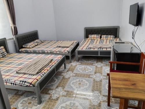 Ένα ή περισσότερα κρεβάτια σε δωμάτιο στο Nhà Nghỉ Gia Nghi