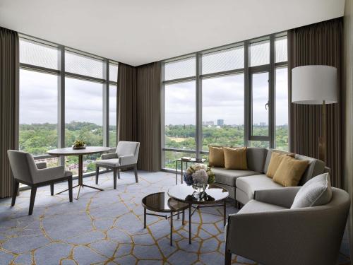Ruang duduk di Four Seasons Hotel Bengaluru at Embassy ONE