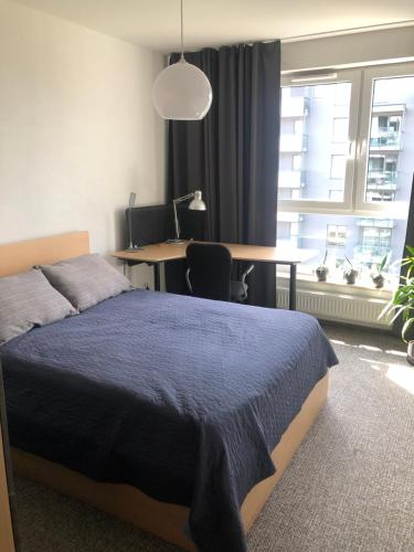 Tempat tidur dalam kamar di Apartament 3-pokojowy w sercu Gdańska