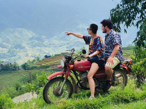 a man and a woman sitting on a motorcycle at Sapa Rosie House in Sa Pa