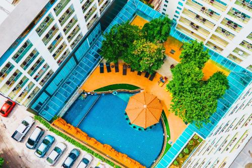una vista aérea de una piscina con sombrilla y árboles en Centara Pattaya Hotel en Pattaya centro