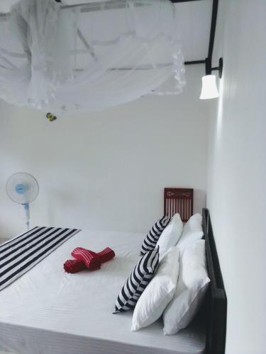 a bed with some pillows on it in a room at Ice Age Cottage in Ella