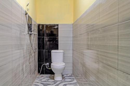 uma casa de banho com um WC branco num quarto em OYO Life 92032 Utama Hotel & Karaoke em Trenggalek