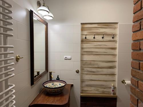 W łazience znajduje się umywalka i lustro. w obiekcie Pokoje Kaja w mieście Jeleniewo
