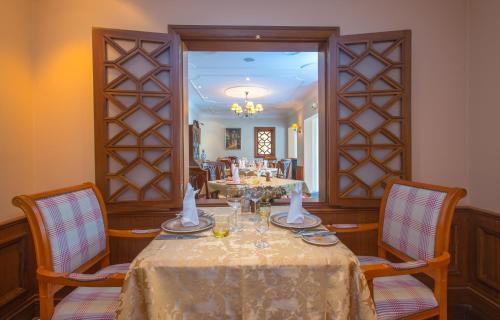 Un comedor con mesa y sillas en Pestana Miramar Garden & Ocean Hotel, en Funchal