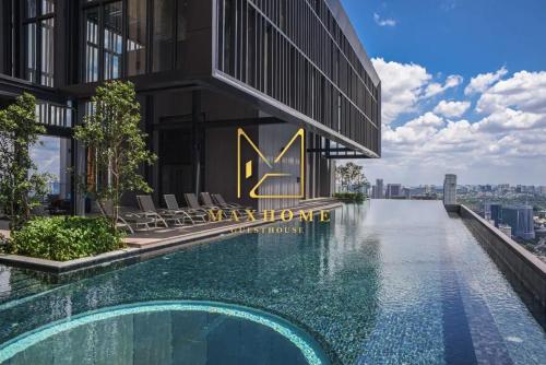 een uitzicht op een gebouw met een zwembad bij Maxhome Plus at Lucentia Bukit Bintang City centre KL in Kuala Lumpur