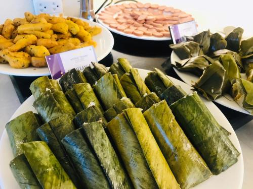 una mesa con platos de comida y platos de comida en Muong Thanh Luxury Son La, en Sơn La