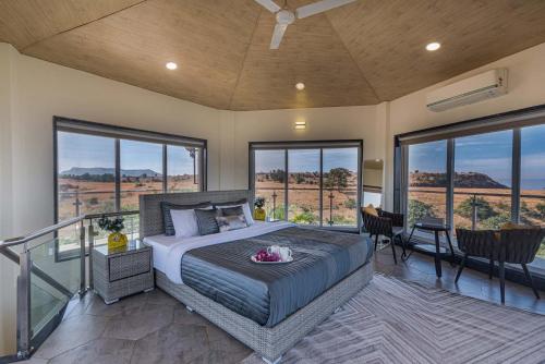 Χώρος καθιστικού στο StayVista's Ora Indulgent Living - Valley-View, Couple-Friendly Villa with Outdoor Jacuzzi - Romantic Getaway