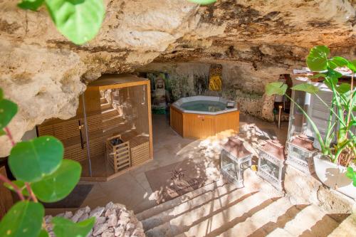 ein Bad mit einer Badewanne in einer Höhle in der Unterkunft POOL & SPA - wellness VILLA St Martin - Happy Rentals in San Pawl il Bahar