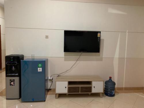 a living room with a tv and a small table with a tvicterictericter at Adiputra Guesthouse Tata Bumi by HomiQ in Ngabean