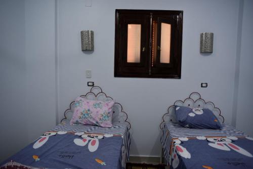 Łóżko lub łóżka w pokoju w obiekcie Nubian Queen Guest House