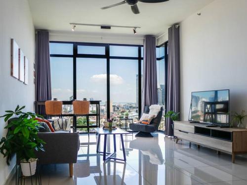 uma sala de estar com vista para a cidade em Beacon Executive Suites by S&F #InfinityPool #SkyGym em George Town