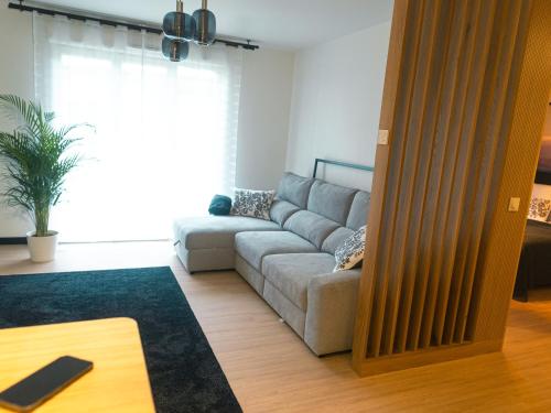 een woonkamer met een bank en een tafel bij Appartement Neuf- Morangis-Orly in Morangis