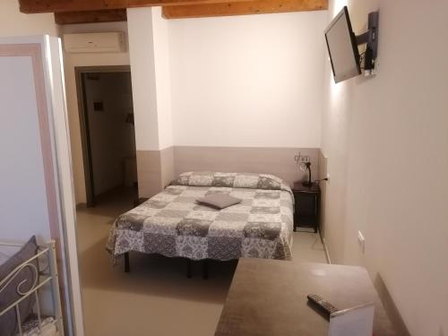 パヴィアにあるA New Guesthouseの小さなベッドルーム(ベッド1台、テーブル付)