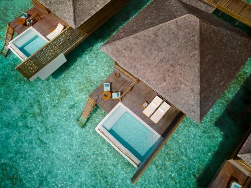 een uitzicht op een huis met een zwembad bij Anantara Veli Maldives Resort - Special Offer On Transfer Rates For Summer 2024 in South Male Atoll