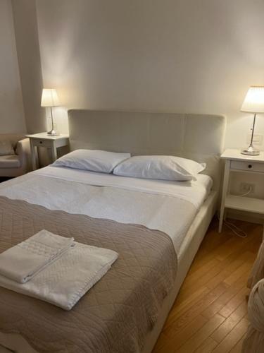 トリエステにあるIl Borgoのベッドルーム1室(大型ベッド1台、ナイトスタンド2台付)