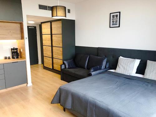 uma sala de estar com uma cama e um sofá em Apartimento Hydral Magari em Breslávia