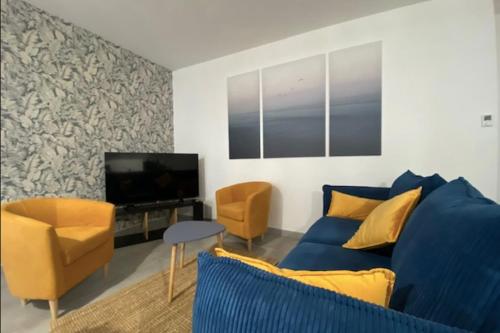 Televízia a/alebo spoločenská miestnosť v ubytovaní Cosy apartment with balcony in the heart of Caen