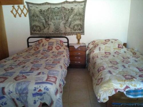 una camera da letto con due letti e un comò di TRADITIONAL HOUSE a Monemvasía