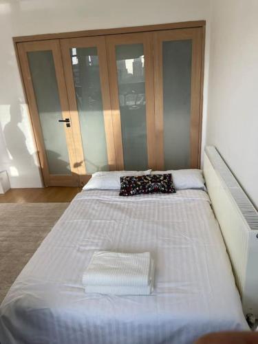 Ένα ή περισσότερα κρεβάτια σε δωμάτιο στο Self-catering fully equipped apartment in Vauxhall