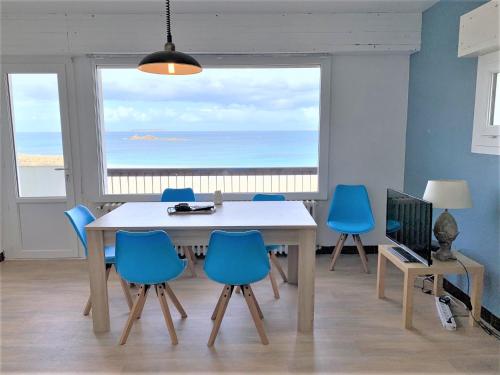 Appartement 2 chambres avec superbe vue mer sur la plage de Trestrignel à PERROS-GUIREC - Réf 834
