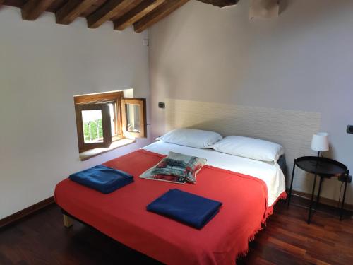 ein Schlafzimmer mit einem großen Bett mit zwei Kissen darauf in der Unterkunft Country House B&B Casa Bassa in Piazza