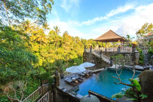 une image d'une piscine dans un complexe dans l'établissement Kawi Resort A Pramana Experience, à Tegalalang