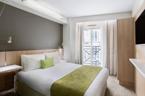 um quarto de hotel com uma cama e uma janela em Mercure Paris Gare du Nord em Paris