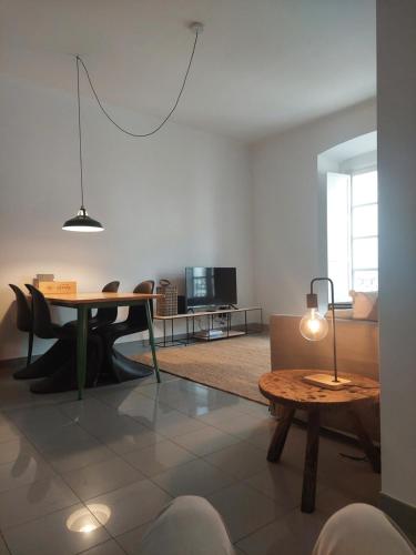 een woonkamer met een tafel en een bank bij GALLE - Apartamento dos Infantes in Beja