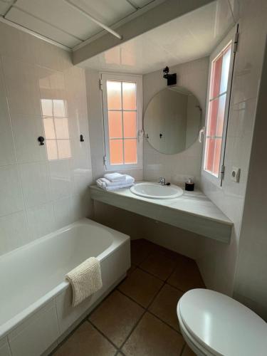 a bathroom with a tub and a sink and a toilet at Altaona Comfort & Calidad Villa in Murcia