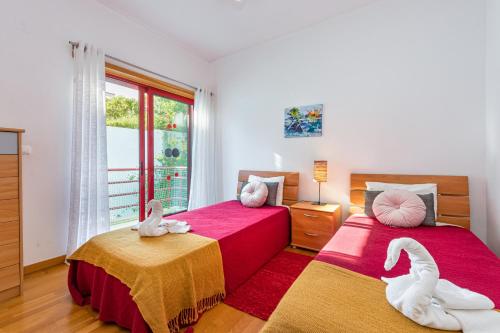 アルブフェイラにあるVilla Marinaの白鳥2頭が置かれたベッドルームのベッド2台