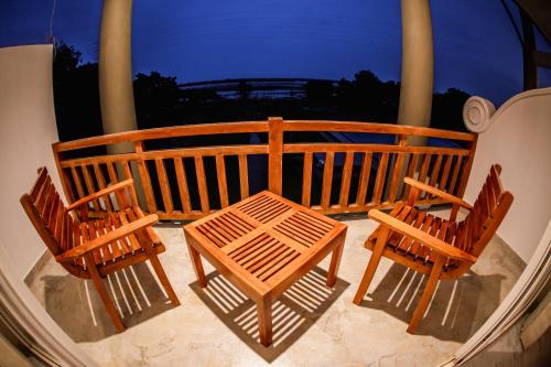 Yodha Resort tesisinde bir balkon veya teras