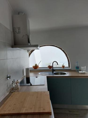 a kitchen with a sink and an archway in it at Casa Maria Inácia T2 in Évora