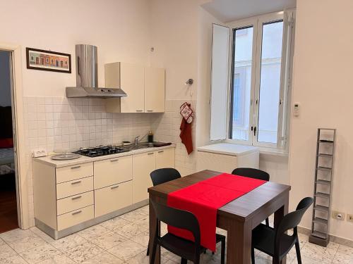 kuchnia ze stołem z czerwoną serwetką w obiekcie Roma Basento w Rzymie