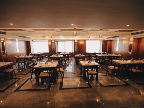 Un restaurante o sitio para comer en Clarks Inn Express, Dehradun