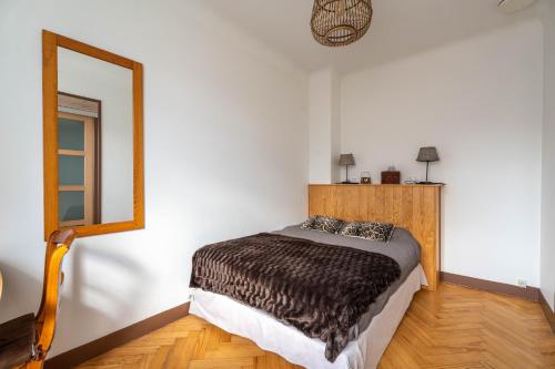 a bedroom with a bed and a mirror at Maison Art Deco-5 suites, piscine, clim, parking in Labouheyre