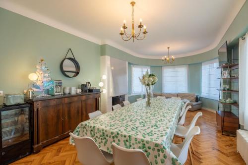a dining room with a table and chairs at Maison Art Deco-5 suites, piscine, clim, parking in Labouheyre