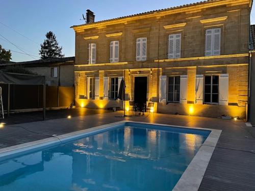 une grande piscine devant un immeuble dans l'établissement Maison de maître Gironde, à Saint-Philippe-dʼAiguille