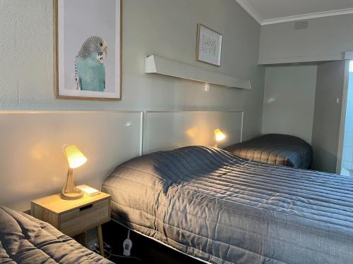 Una cama o camas en una habitación de Tarra Motel Yarram